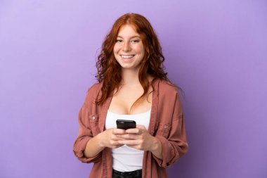 İzole edilmiş mor geçmişi olan genç bir kızıl kız şaşırdı ve bir mesaj gönderiyor.