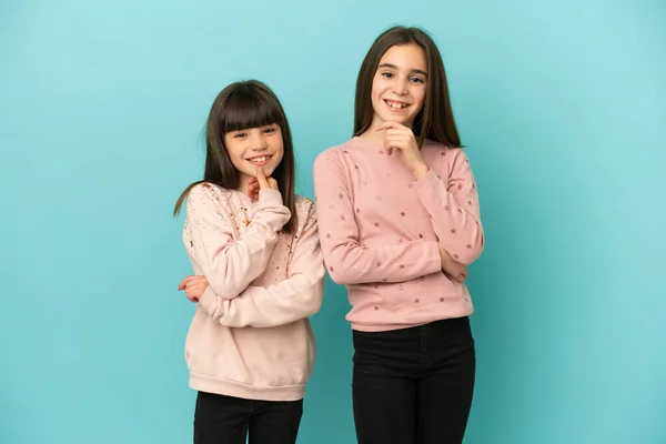 Hermanitas Niñas Aisladas Sobre Fondo Azul Sonriendo Mirando Frente Con —  Fotos de Stock