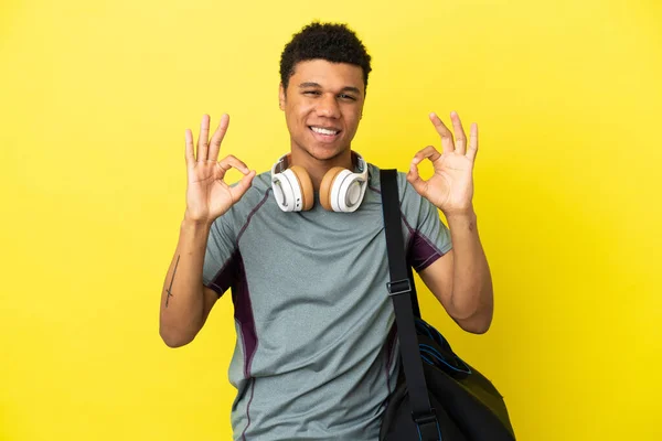 Афроамериканець Портфелем Жовтому Тлі Показує Знак Окей Пальцями — стокове фото