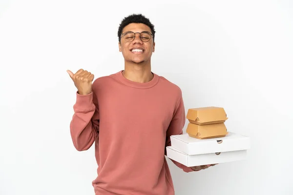 Junger Afroamerikanischer Mann Hält Einen Burger Und Pizzen Isoliert Auf — Stockfoto