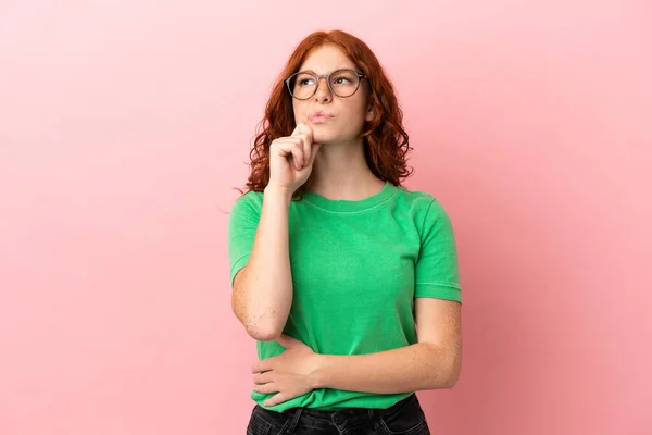 Teenager Redhead Girl Isolated Pink Background Having Doubts Thinking — Stock Photo, Image