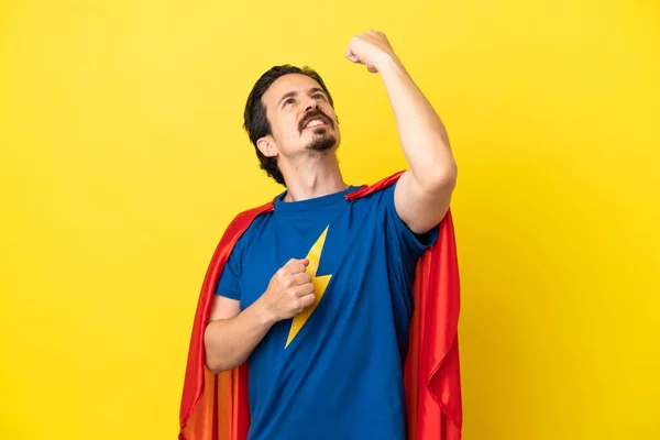 Joven Hombre Caucásico Aislado Sobre Fondo Amarillo Traje Superhéroe Celebrando — Foto de Stock