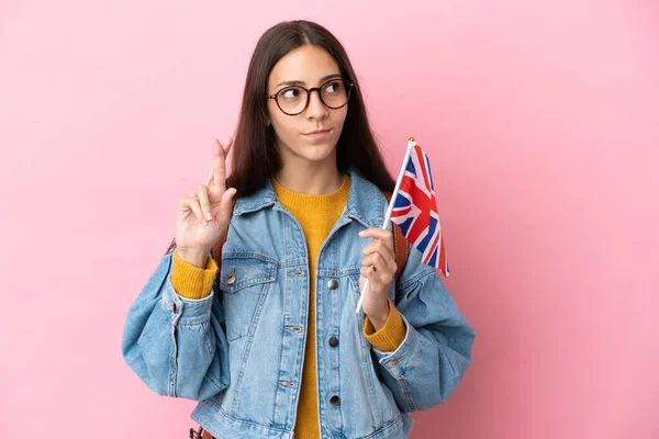 Mladá Francouzská Dívka Drží Vlajku Spojeného Království Izolované Růžovém Pozadí — Stock fotografie