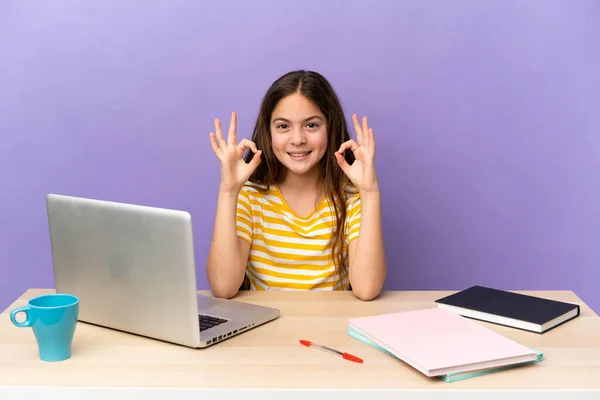 Menina Estudante Local Trabalho Com Laptop Isolado Fundo Roxo Mostrando — Fotografia de Stock