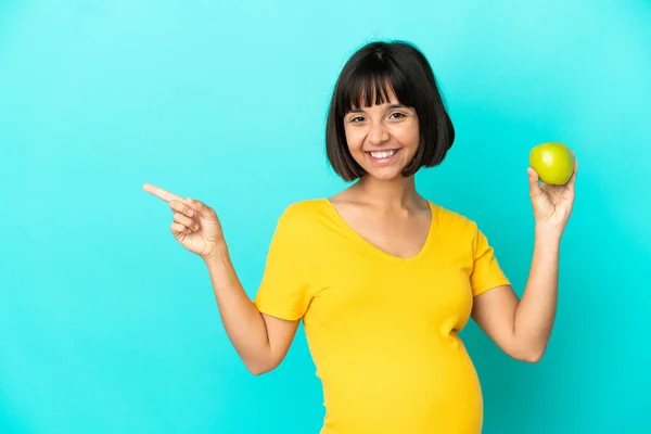 Schwangere Hält Einen Apfel Isoliert Auf Blauem Hintergrund Und Zeigt — Stockfoto