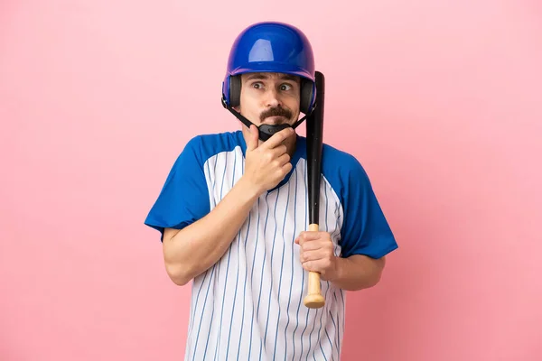 코카서스 남자가 야구를 생각을 배경에 고립되어 — 스톡 사진