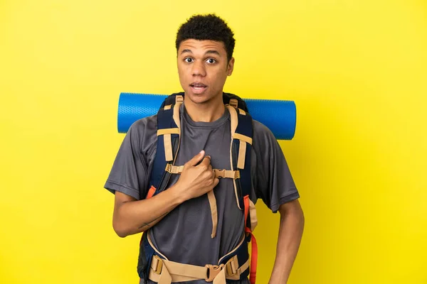 Young Mountaineer African American Man Big Backpack Isolated Yellow Background — Foto Stock