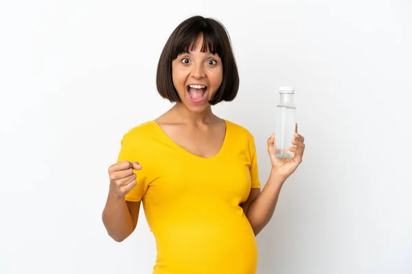 Jonge Zwangere Vrouw Met Een Fles Water Geïsoleerd Witte Achtergrond — Stockfoto