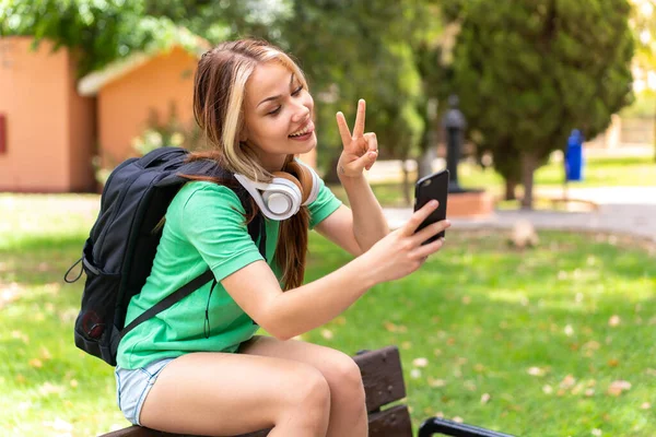 Ung Student Kvinna Utomhus Med Hjälp Mobiltelefon — Stockfoto