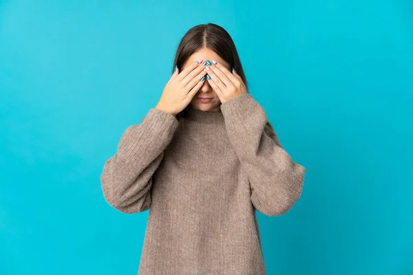 Jovem Lituana Mulher Isolada Fundo Azul Cobrindo Olhos Por Mãos — Fotografia de Stock