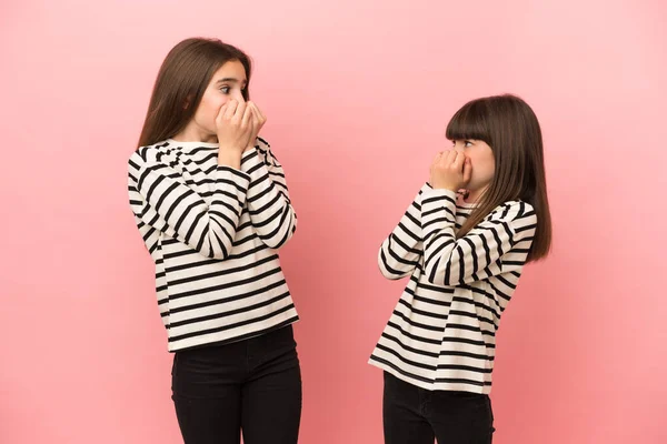 Irmãzinhas Meninas Isoladas Fundo Rosa Pouco Nervoso Assustado Colocando Mãos — Fotografia de Stock