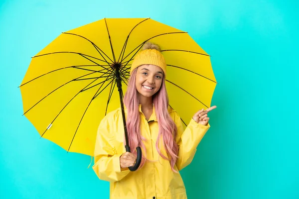 Young Mixed Race Woman Rainproof Coat Umbrella Pointing Finger Side — Stock Photo, Image