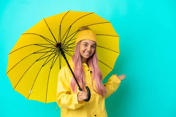 Ung Blandras Kvinna Med Regnsäker Rock Och Paraply Sträcker Händerna — Stockfoto