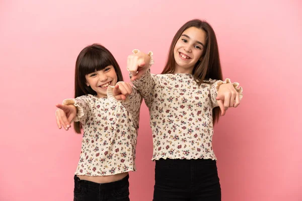 Irmãzinhas Meninas Isoladas Fundo Rosa Aponta Dedo Para Você Enquanto — Fotografia de Stock