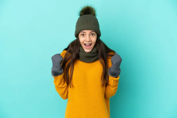 Νεαρή Γαλλίδα Κοπέλα Απομονωμένη Μπλε Φόντο Χειμερινό Καπέλο Γιορτάζει Μια — Φωτογραφία Αρχείου