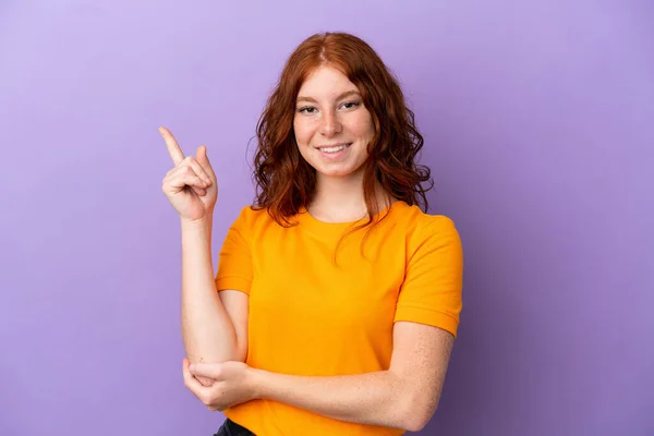 Adolescente Rossa Ragazza Isolato Sfondo Viola Felice Puntando — Foto Stock