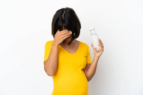 Jeune Femme Enceinte Tenant Une Bouteille Eau Isolée Sur Fond — Photo