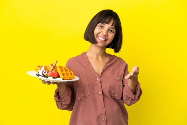Pregnant Woman Holding Waffles Isolated Yellow Background Shaking Hands Closing — Foto Stock