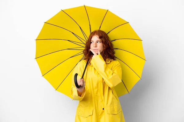 Teenager Zrzka Dívka Nepromokavý Kabát Deštník Izolované Bílém Pozadí Pochybnostmi — Stock fotografie