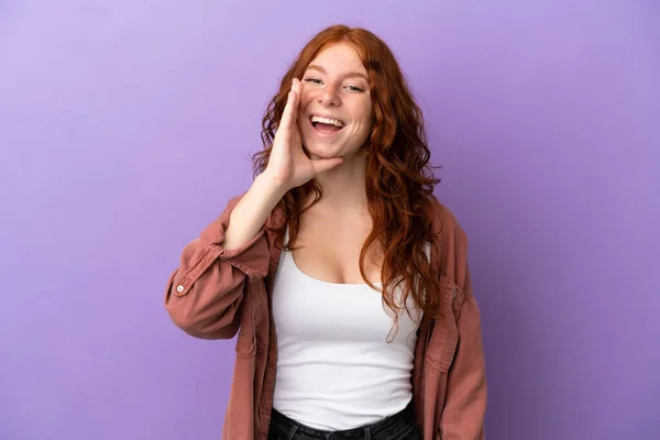 Adolescente Rossa Ragazza Isolato Sfondo Viola Gridando Con Bocca Spalancata — Foto Stock