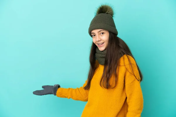 Menina Francesa Jovem Isolado Fundo Azul Com Chapéu Inverno Estendendo — Fotografia de Stock