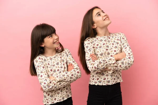 Дівчата Сестри Ізольовані Рожевому Фоні Дивлячись Вгору Посміхаючись — стокове фото