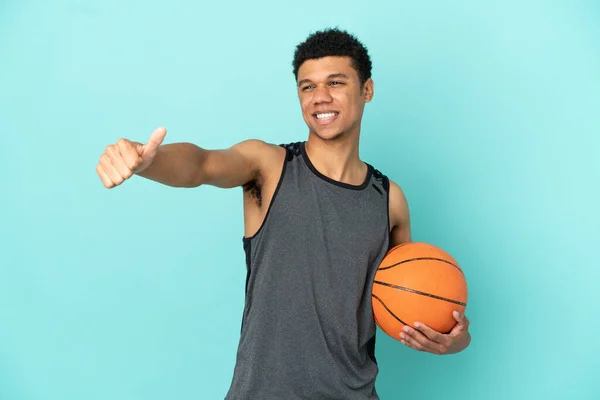 Jogador Basquete Afro Americano Homem Isolado Fundo Azul Dando Polegar — Fotografia de Stock