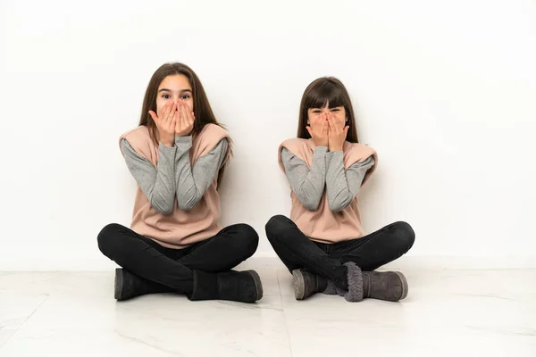 Irmãzinhas Sentadas Chão Isoladas Fundo Branco Sorrindo Muito Enquanto Cobriam — Fotografia de Stock