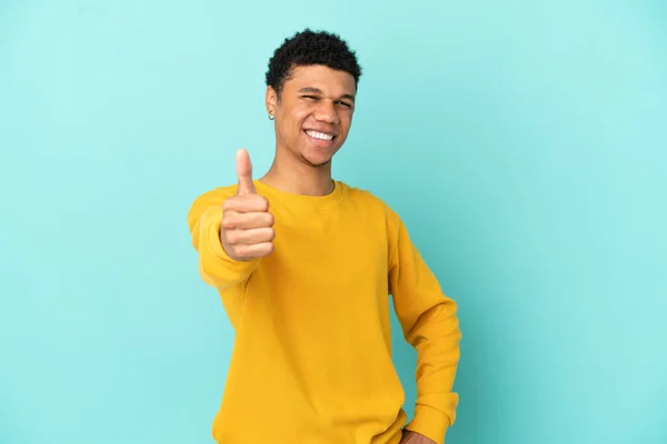 Jovem Afro Americano Isolado Fundo Azul Com Polegares Para Cima — Fotografia de Stock