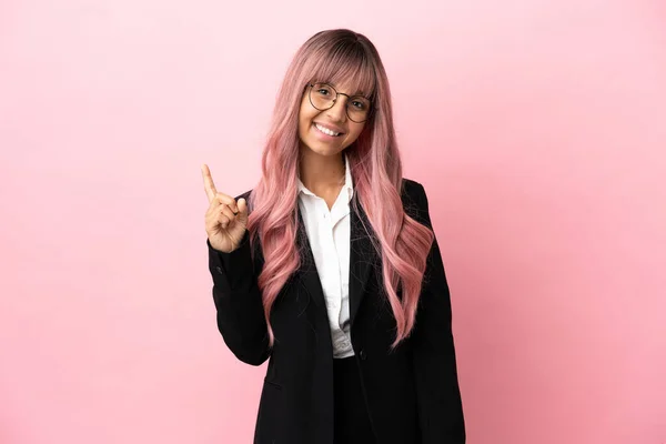 Молодой Бизнес Смешанной Расы Женщина Розовыми Волосами Изолированы Розовом Фоне — стоковое фото