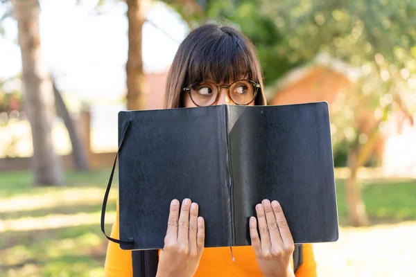 Junge Studentin Einem Park Mit Einem Notizbuch — Stockfoto