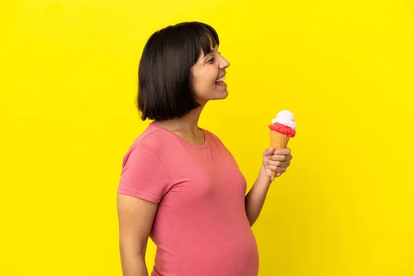 Těhotná Žena Drží Kornet Zmrzlina Izolované Žlutém Pozadí Směje Boční — Stock fotografie