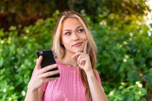 Giovane Bella Donna All Aperto Utilizzando Telefono Cellulare Pensando — Foto Stock