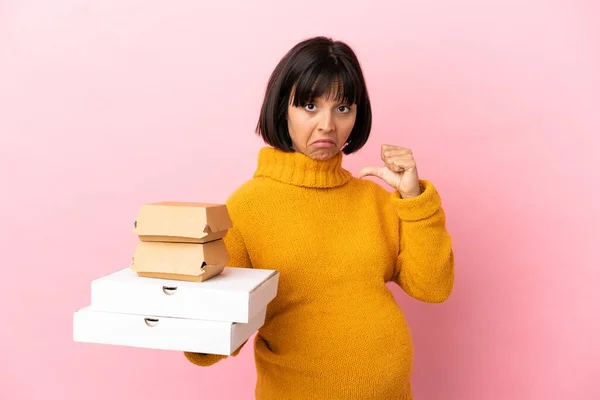Pregnant Woman Holding Pizzas Burgers Isolated Pink Background Proud Self — Photo