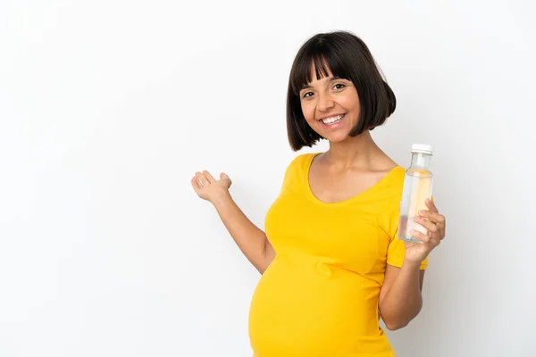 白い背景に孤立した水のボトルを持っている若い妊娠中の女性が来て招待するために側に手を伸ばし — ストック写真