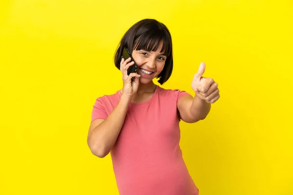 Young Mixed Race Pregnant Woman Isolated Yellow Background Keeping Conversation — Fotografia de Stock