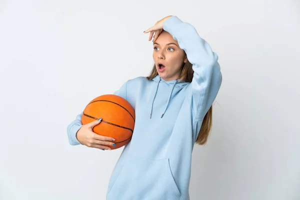 Jong Litouws Vrouw Spelen Basketbal Geïsoleerd Witte Achtergrond Doen Verrassing — Stockfoto