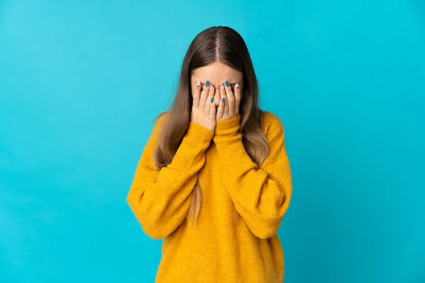 Mujer Lituana Joven Aislada Sobre Fondo Azul Con Expresión Cansada —  Fotos de Stock