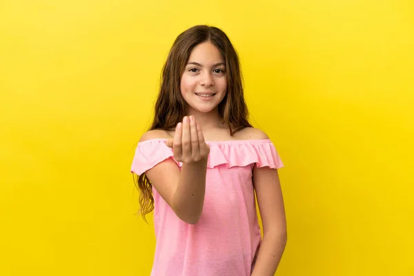 Niña Caucásica Aislada Sobre Fondo Amarillo Invitando Venir Con Mano —  Fotos de Stock