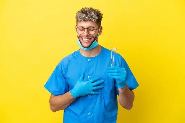 Dentista Caucasiano Homem Segurando Ferramentas Isoladas Fundo Amarelo Sorrindo Muito — Fotografia de Stock