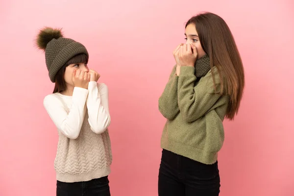 Små Systrar Bär Vinter Kläder Isolerad Rosa Bakgrund Lite Nervös — Stockfoto