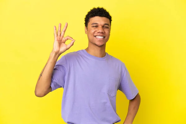 Young African American Man Isolated Yellow Background Showing Sign Fingers — Fotografia de Stock