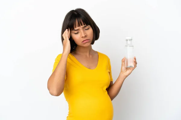 Jeune Femme Enceinte Tenant Une Bouteille Eau Isolée Sur Fond — Photo