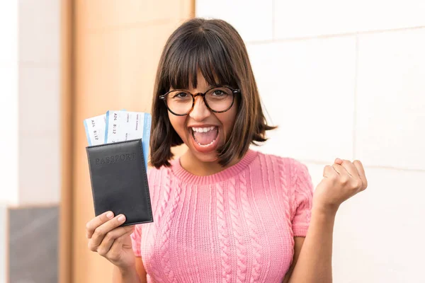 Jovem Morena Cidade Feliz Férias Com Passaporte Passagens Avião — Fotografia de Stock