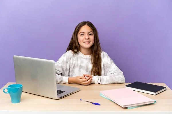 Menina Estudante Local Trabalho Com Laptop Isolado Fundo Roxo Rindo — Fotografia de Stock