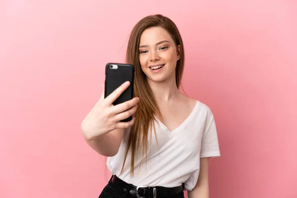 Adolescente Chica Sobre Aislado Rosa Fondo Haciendo Selfie Con Teléfono — Foto de Stock