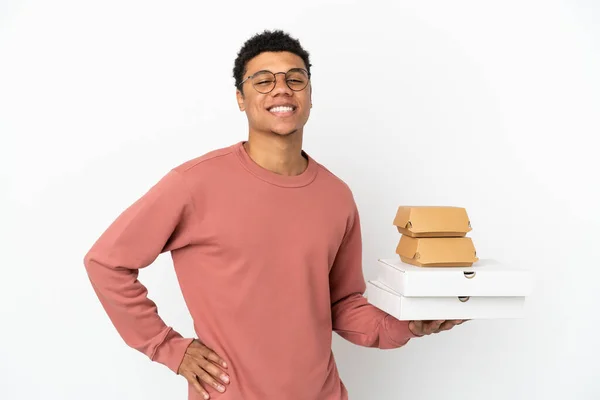 Junger Afroamerikanischer Mann Hält Einen Burger Und Pizzen Isoliert Auf — Stockfoto