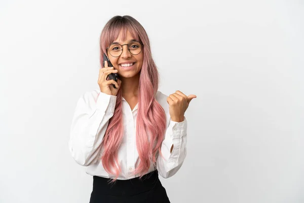 Junge Geschäftsfrau Mit Pinkfarbenen Haaren Die Ein Handy Auf Rosa — Stockfoto