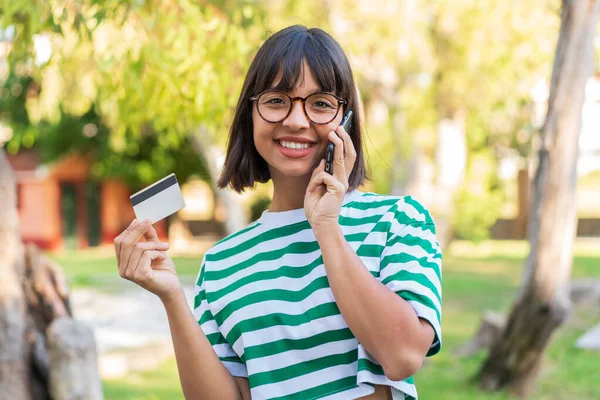 Jonge Brunette Vrouw Het Park Houden Van Een Gesprek Met — Stockfoto