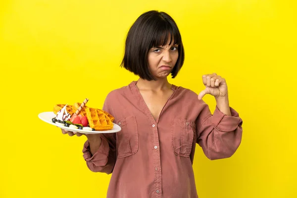 Mulher Grávida Segurando Waffles Isolado Fundo Amarelo Mostrando Polegar Para — Fotografia de Stock